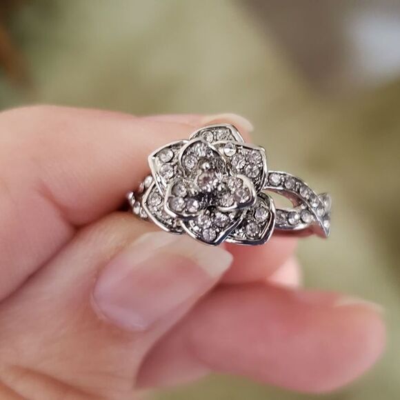 Gorgeous CZ Flower Ring- Sparkly & Stunning! Sz 9 - Picture 5 of 8